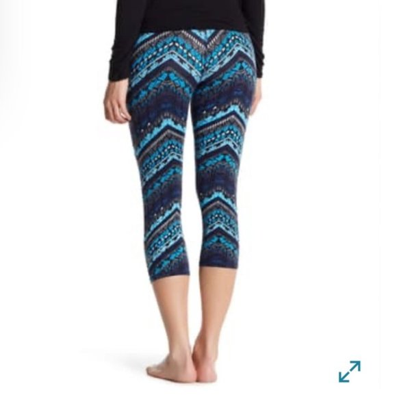 Alo Airbrushed Performance Seaport print Capris - Picture 3 of 12